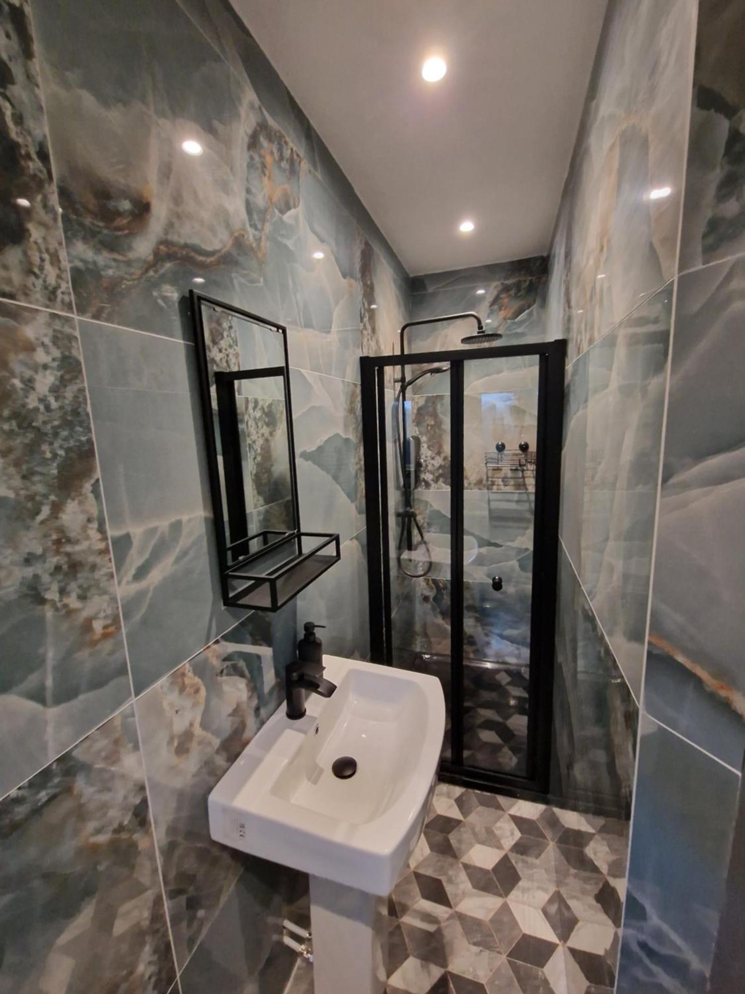 Townhouse - 6 Bed Hot Tub House Holiday home Bowness-on-Windermere